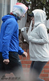 组图：斯嘉丽挺孕肚出街 与未婚夫开心嬉闹