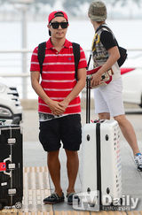 组图：《无挑》应援团赴巴西 机场时尚大比拼