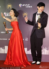 组图：戴佩妮夺2奖成大赢家 掌掴歌王林俊杰