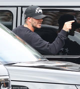 组图：贝克汉姆停车场暴怒 挑衅俩肌肉男竖中指