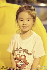 组图：甜蜜暖心老爸！钟镇涛为爱女庆生表爱意