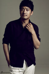 组图：郭晓冬秋日绅士写真 温暖笑容显萌叔魅力