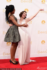 组图：女星克莉丝汀-夏尔白色长裙俏皮露美背