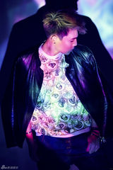 组图：陈希郡告别校园风 炫酷灯光写真曝光