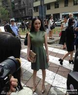 组图：杨幂产后复出时装周 绿装清爽上围抢镜