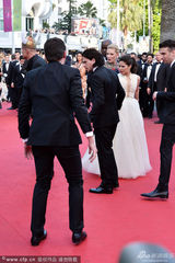 组图：《驯龙2》首映 疯狂男钻女星裙底引骚动