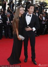 组图：影帝布罗迪携女友现身 亲吻脸颊秀恩爱