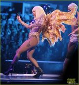 组图:Lady Gaga巡演战衣奢华 白发魔女造型冷艳