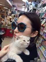 组图：喵星人征服女神！刘亦菲潮装抱猫萌萌哒