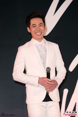 组图：歌手林昕阳发片 黄晓明“情侣装”助阵