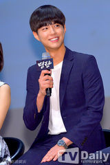 组图：李贞贤着水墨画连衣裙出席优雅含蓄