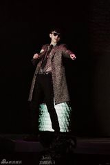 组图：张杰个唱努力玩时尚 中弹装花长袍上身