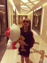 组图：众星晒童年萌照庆儿童节 自幼星范儿足