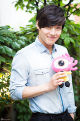 独家：韩星姜河那亲密接触小浪展暖男笑容