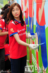 组图：金妍儿出席壁画活动 造型清丽表情丰富