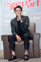 独家：朴有天上海会歌迷 黑衣亮相表情严肃