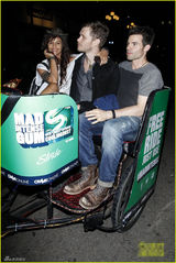 组图：《初代吸血鬼》大K携新婚妻子 以叔围观