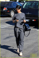 组图：蕾哈娜穿潮服出门 红唇白皮鞋中性魅力足