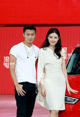 组图：谢霆锋亮相活动笑容满面 佛珠疑王菲所赠