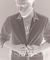 组图：池城黑白写真 胡茬尽显坏男人本色