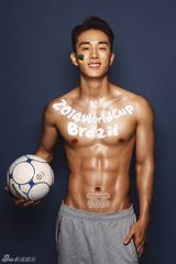 组图：戚薇男友李承铉赤裸上身秀人鱼线