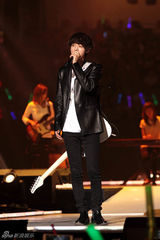 组图：少女时代美国展现华丽舞台 恋爱变漂亮