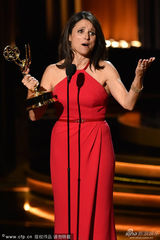 组图：茱莉亚获喜剧最佳女主角遭绝命毒师强吻