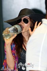 拖家带口！梅根福克斯赴韩老公儿子相伴