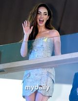 组图：梅根-福克斯韩国宣传 紧捂腿间防走光