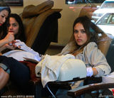 组图：阿尔芭现身美甲店 穿夹角拖出街不失星味