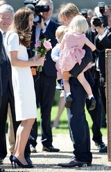 组图：凯特王妃白裙出席活动 长发飘逸甜美端庄