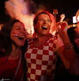 组图：世界杯美女球迷秀狂野 猛男担心老婆出轨