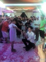 组图：张嘉倪生日被求婚 与男友双双落泪