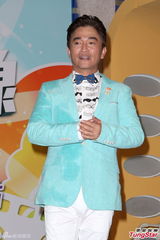 组图：吴宗宪遭火辣美女团抱大腿袭击下体