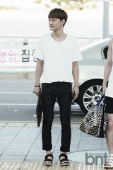 组图：EXO赴成都开唱 灿烈黑衣扮酷世勋帅气