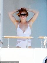 组图：林赛-罗韩穿比基尼晒奶 狂练瑜伽姿势撩人