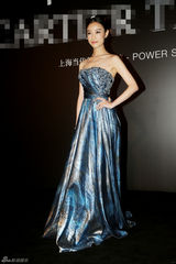 组图：倪妮出席活动 着蓝色抹胸长裙高贵典雅