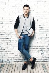 组图：牛骏峰时尚暖男写真鬼马俏皮