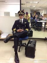 组图：吴镇宇穿制服搞怪 疑影版《冲上云霄》试装照