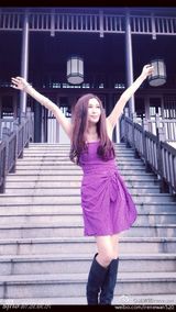 组图：48岁温碧霞短裙秀身段 容貌不老女神依旧