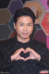 组图：欧弟否认先有喜后婚 登记随意像谈公事