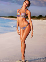 组图：超模坎蒂丝拍新写真 演绎夏日清凉小性感