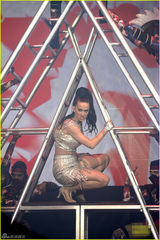 组图：水果姐穿霸气银装开唱 扭腰热舞性感十足