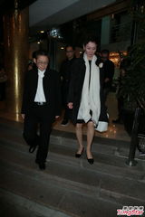 组图：施南生悼念好友何佐芝 拒回应徐克绯闻