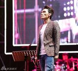 组图：杨宗纬献唱南京音乐节 动情演绎王菲金曲