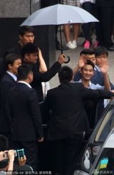 组图：金秀贤捞金排场大 见粉丝挥手致谢