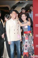 组图：张家辉郑秀文当场拥吻 为票房不理另一半