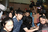 组图：柯震东抵台一脸倦容 媒体簇拥现场混乱