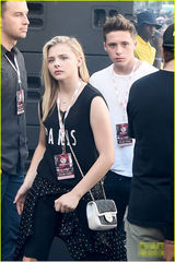 组图：小贝长子再约超杀女 黑白搭配似情侣衫