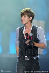 组图：谢霆锋献唱演唱会 蔡依林露胸垫上下走光